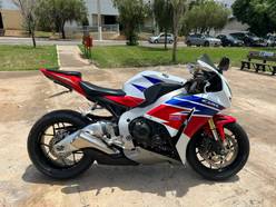 Folha de S.Paulo - Classificados - Veículos - Honda Fireblade 2013