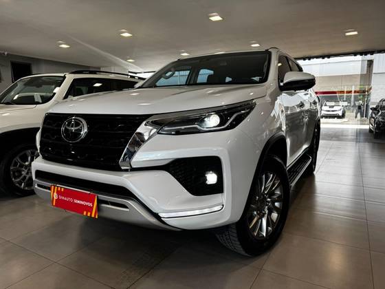 TOYOTA HILUX SW4 2.8 D-4D TURBO DIESEL SRX 7L 4X4 AUTOMÁTICO