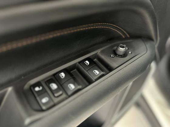 JEEP COMMANDER 1.3 T270 TURBO FLEX LIMITED AT6 — foto 11