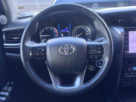 TOYOTA HILUX SW4 2.8 D-4D TURBO DIESEL SRX 7L 4X4 AUTOMÁTICO — foto 2