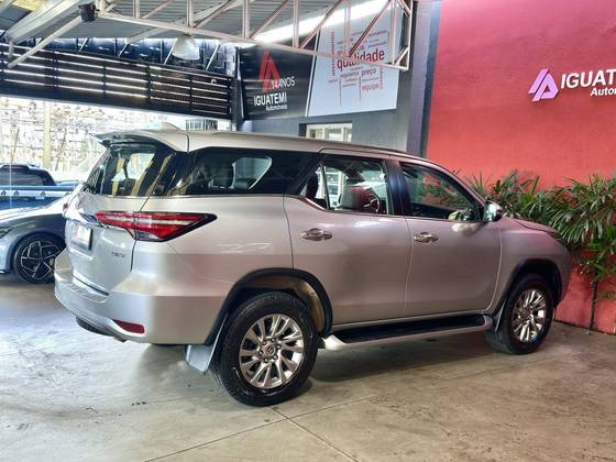 TOYOTA HILUX SW4 2.8 D-4D TURBO DIESEL SRX 7L 4X4 AUTOMÁTICO — foto 4