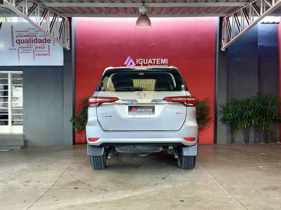 TOYOTA HILUX SW4 2.8 D-4D TURBO DIESEL SRX 7L 4X4 AUTOMÁTICO — foto 5