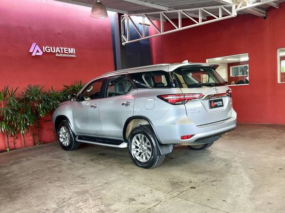 TOYOTA HILUX SW4 2.8 D-4D TURBO DIESEL SRX 7L 4X4 AUTOMÁTICO — foto 6
