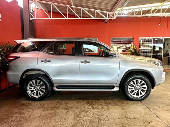 TOYOTA HILUX SW4 2.8 D-4D TURBO DIESEL SRX 7L 4X4 AUTOMÁTICO — foto 10