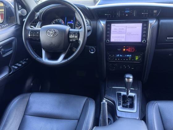 TOYOTA HILUX SW4 2.8 D-4D TURBO DIESEL SRX 7L 4X4 AUTOMÁTICO — foto 18