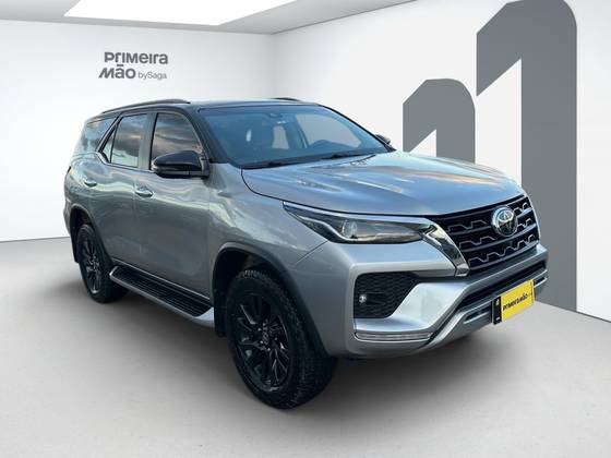 TOYOTA HILUX SW4 2.8 D-4D TURBO DIESEL SRX 7L 4X4 AUTOMÁTICO — foto 2