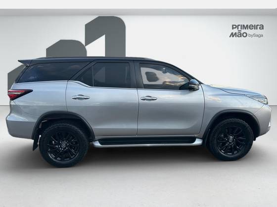 TOYOTA HILUX SW4 2.8 D-4D TURBO DIESEL SRX 7L 4X4 AUTOMÁTICO — foto 3
