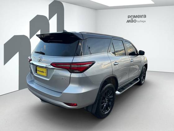 TOYOTA HILUX SW4 2.8 D-4D TURBO DIESEL SRX 7L 4X4 AUTOMÁTICO — foto 4