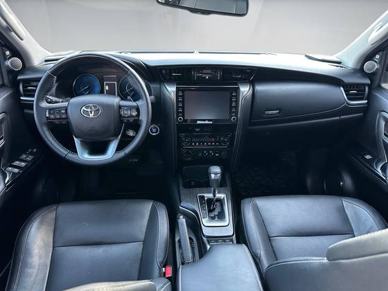 TOYOTA HILUX SW4 2.8 D-4D TURBO DIESEL SRX 7L 4X4 AUTOMÁTICO — foto 9