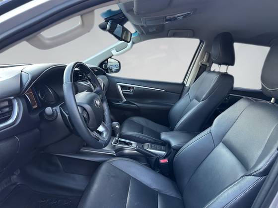 TOYOTA HILUX SW4 2.8 D-4D TURBO DIESEL SRX 7L 4X4 AUTOMÁTICO — foto 10