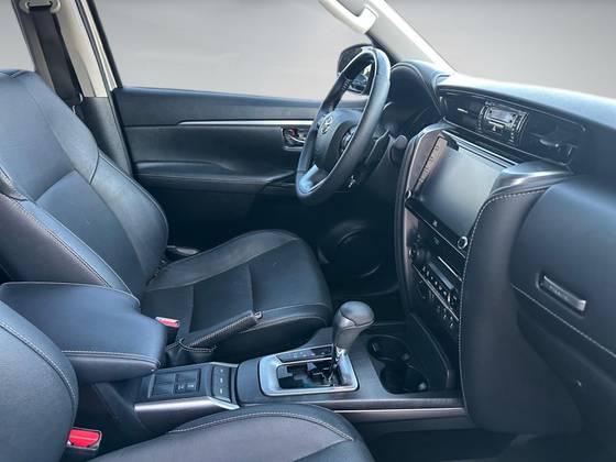 TOYOTA HILUX SW4 2.8 D-4D TURBO DIESEL SRX 7L 4X4 AUTOMÁTICO — foto 14