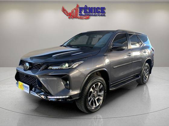 TOYOTA HILUX SW4 2.8 D-4D TURBO DIESEL SRX PLATINUM 7L 4X4 AUTOMÁTICO