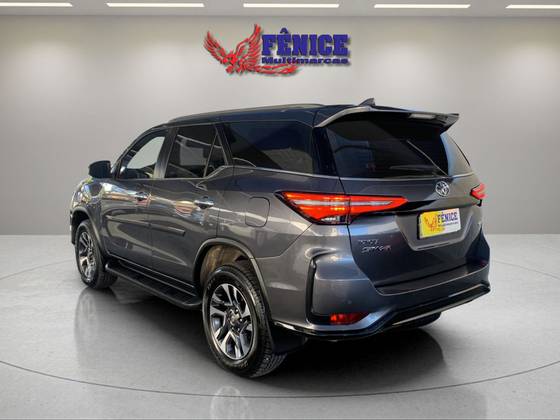 TOYOTA HILUX SW4 2.8 D-4D TURBO DIESEL SRX PLATINUM 7L 4X4 AUTOMÁTICO — foto 5