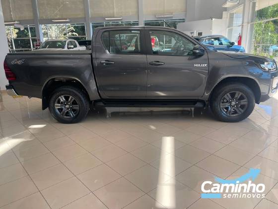 TOYOTA HILUX 2.8 D-4D TURBO DIESEL CD SR 4X4 AUTOMÁTICO — foto 4