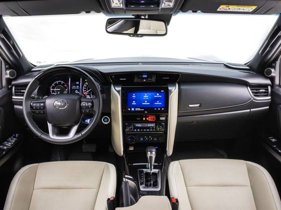 TOYOTA HILUX SW4 2.8 D-4D TURBO DIESEL DIAMOND 7L 4X4 AUTOMÁTICO — foto 5