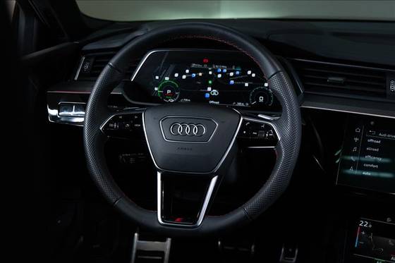 AUDI Q8 E-TRON 55 ELÉTRICO SPORTBACK LAUNCH EDITION QUATTRO — foto 9
