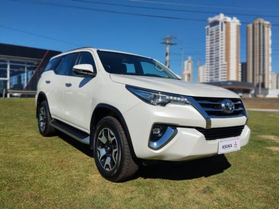 TOYOTA HILUX SW4 2.8 SRX 4X4 7 LUGARES 16V TURBO INTERCOOLER DIESEL 4P AUTOMÁTICO — foto 2