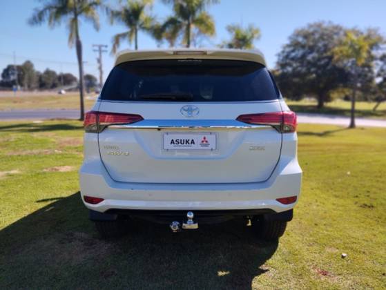 TOYOTA HILUX SW4 2.8 SRX 4X4 7 LUGARES 16V TURBO INTERCOOLER DIESEL 4P AUTOMÁTICO — foto 4