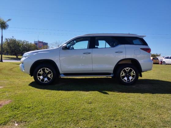 TOYOTA HILUX SW4 2.8 SRX 4X4 7 LUGARES 16V TURBO INTERCOOLER DIESEL 4P AUTOMÁTICO — foto 6