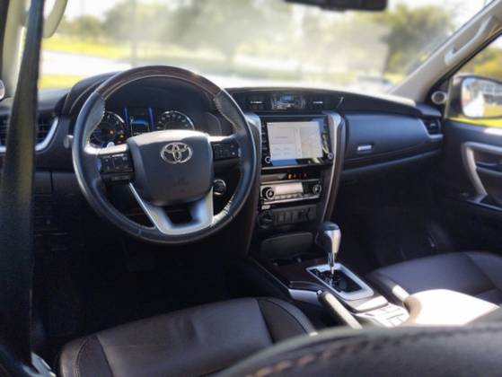 TOYOTA HILUX SW4 2.8 SRX 4X4 7 LUGARES 16V TURBO INTERCOOLER DIESEL 4P AUTOMÁTICO — foto 9
