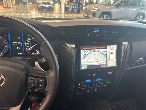 TOYOTA HILUX SW4 2.8 D-4D TURBO DIESEL SRX PLATINUM 4X4 AUTOMÁTICO — foto 2