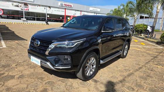 TOYOTA HILUX SW4 2.8 D-4D TURBO DIESEL SRX 7L 4X4 AUTOMÁTICO — foto 2