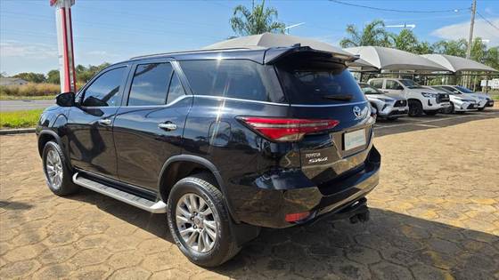 TOYOTA HILUX SW4 2.8 D-4D TURBO DIESEL SRX 7L 4X4 AUTOMÁTICO — foto 4