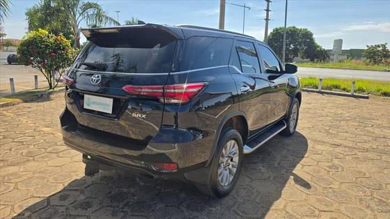 TOYOTA HILUX SW4 2.8 D-4D TURBO DIESEL SRX 7L 4X4 AUTOMÁTICO — foto 5
