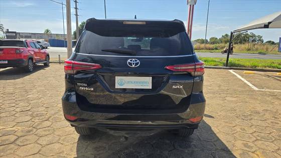TOYOTA HILUX SW4 2.8 D-4D TURBO DIESEL SRX 7L 4X4 AUTOMÁTICO — foto 6
