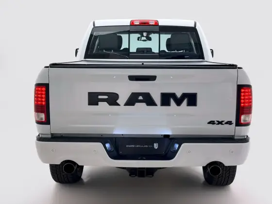RAM CLASSIC 5.7 V8 GASOLINA LARAMIE NIGHT EDITION CD 4X4 AUTOMÁTICO — foto 6