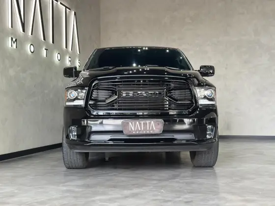 RAM CLASSIC 5.7 V8 GASOLINA LARAMIE NIGHT EDITION CD 4X4 AUTOMÁTICO — foto 2