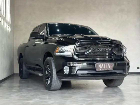 RAM CLASSIC 5.7 V8 GASOLINA LARAMIE NIGHT EDITION CD 4X4 AUTOMÁTICO — foto 3