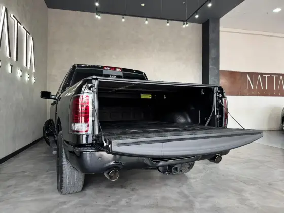 RAM CLASSIC 5.7 V8 GASOLINA LARAMIE NIGHT EDITION CD 4X4 AUTOMÁTICO — foto 4