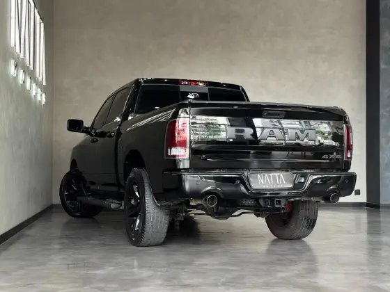 RAM CLASSIC 5.7 V8 GASOLINA LARAMIE NIGHT EDITION CD 4X4 AUTOMÁTICO — foto 5