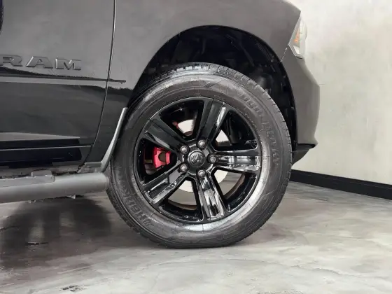 RAM CLASSIC 5.7 V8 GASOLINA LARAMIE NIGHT EDITION CD 4X4 AUTOMÁTICO — foto 8