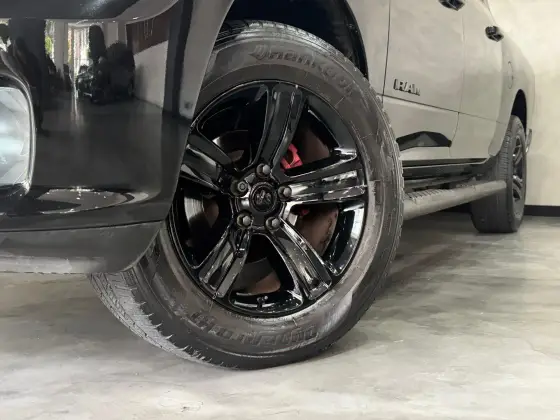 RAM CLASSIC 5.7 V8 GASOLINA LARAMIE NIGHT EDITION CD 4X4 AUTOMÁTICO — foto 9