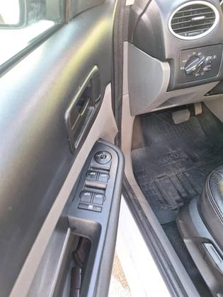 FORD FOCUS 2.0 GLX 16V FLEX 4P AUTOMÁTICO — foto 5