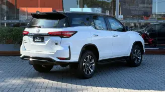 TOYOTA HILUX SW4 2.8 D-4D TURBO DIESEL DIAMOND 7L 4X4 AUTOMÁTICO 2024 - foto 2