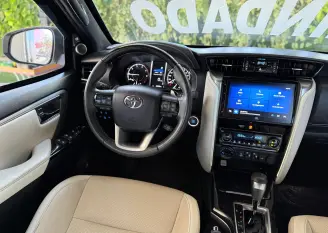 TOYOTA HILUX SW4 2.8 D-4D TURBO DIESEL DIAMOND 7L 4X4 AUTOMÁTICO 2024 - foto 16