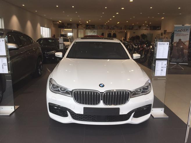 BMW 750i 4.4 M SPORT SEDAN V8 32V GASOLINA 4P AUTOMÁTICO BMW 750i 4.4 M SPORT SEDAN V8 32V GASOLINA 4P AUTOMÁTICO 2016/2017