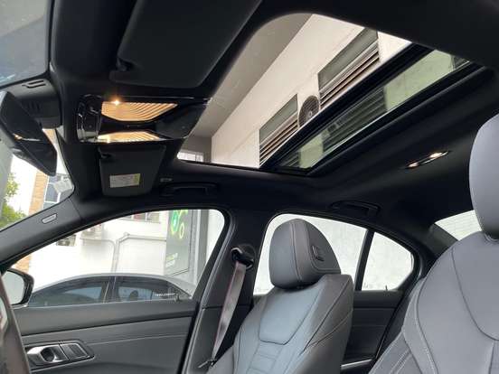 BMW-320i-2021