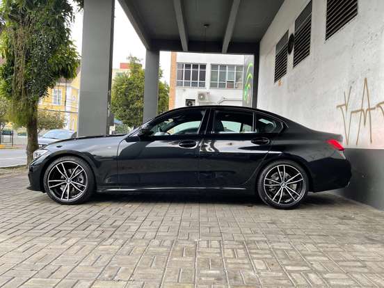 BMW-320i-2021