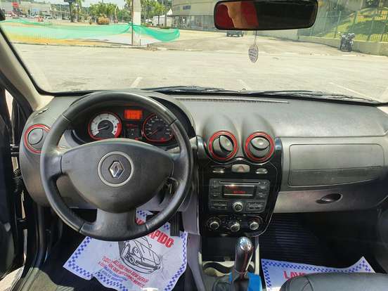 RENAULT-SANDERO-2012