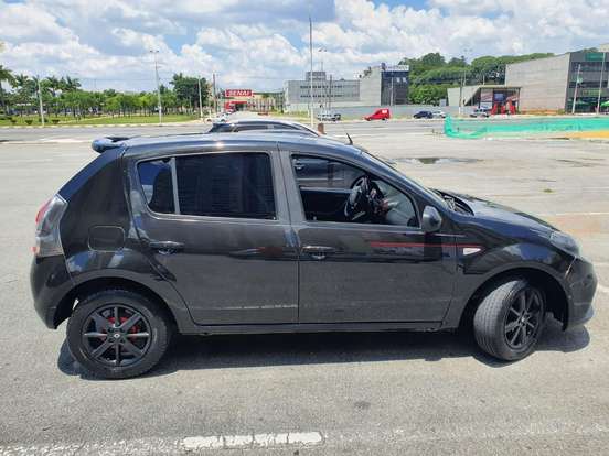 RENAULT-SANDERO-2012