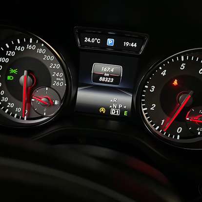 MERCEDES-BENZ-GLA 200-2015