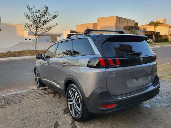 PEUGEOT-5008-2018