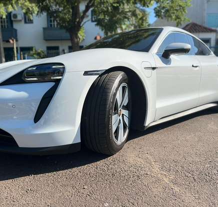 PORSCHE-TAYCAN-2021