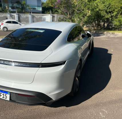 PORSCHE-TAYCAN-2021