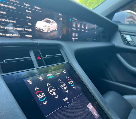 PORSCHE-TAYCAN-2021