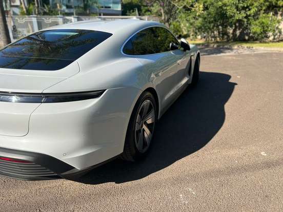 PORSCHE-TAYCAN-2021